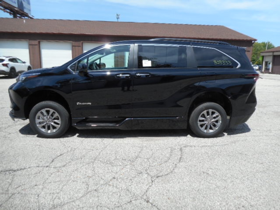 Black Toyota Sienna image number 2