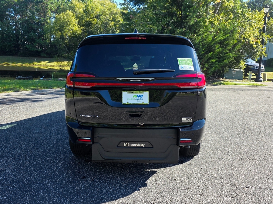 Black Chrysler Pacifica image number 11