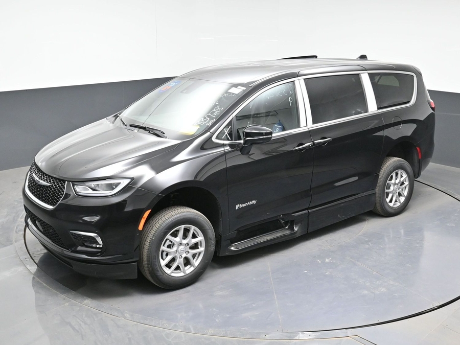 Black Chrysler Pacifica image number 22