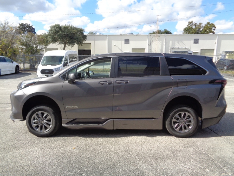 Used 2024 Toyota Sienna Hybrid LE Base - BraunAbility Side Entry Entry Fold Out Automatic Ramp