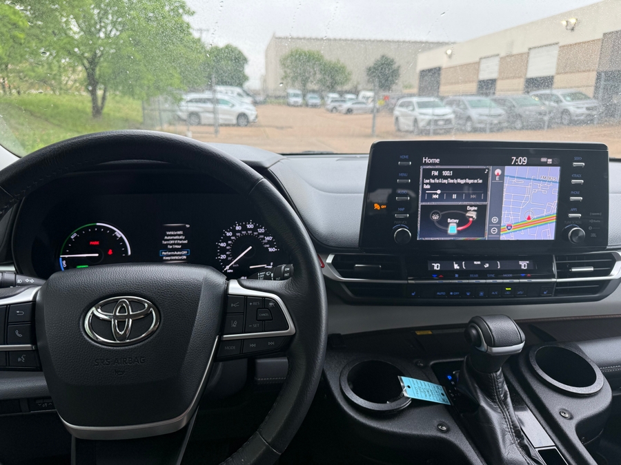 Used 2021 Toyota Sienna Hybrid XLE - BraunAbility Side Entry Entry Fold Out Automatic Ramp