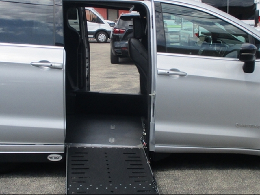 Silver Chrysler Voyager image number 9