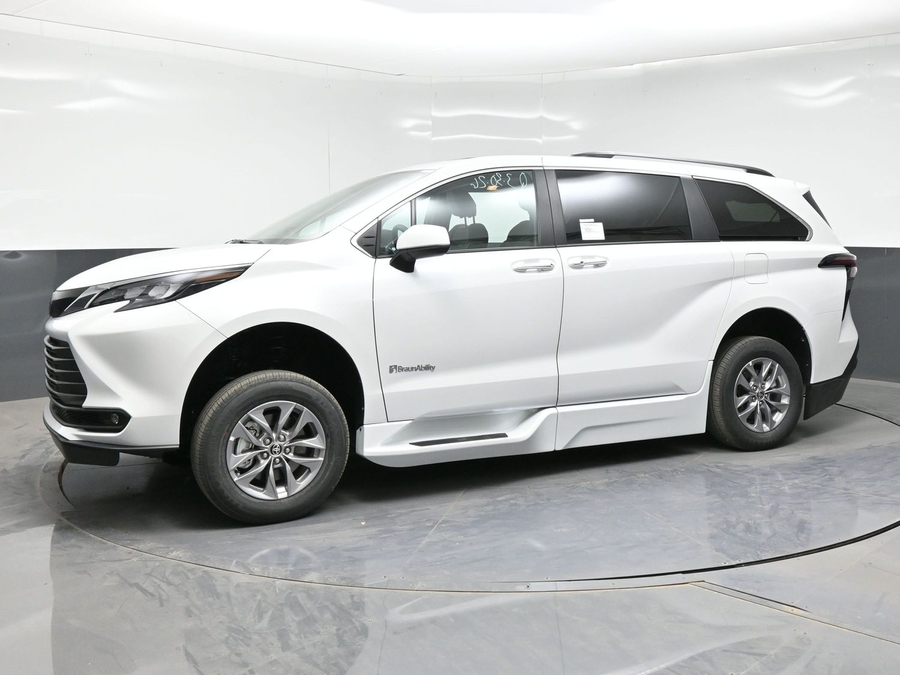 New 2026 Toyota Sienna Hybrid XLE Add - BraunAbility Side Entry Entry Fold Out Automatic Ramp