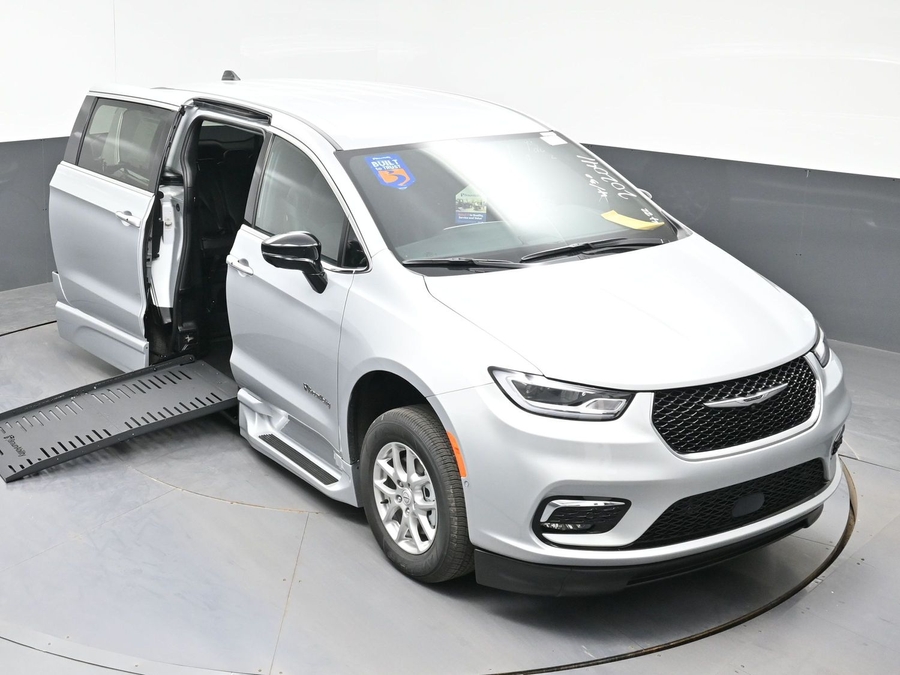 New 2026 Chrysler Pacifica Select Safety - BraunAbility Side Entry Fold Out Automatic Ramp