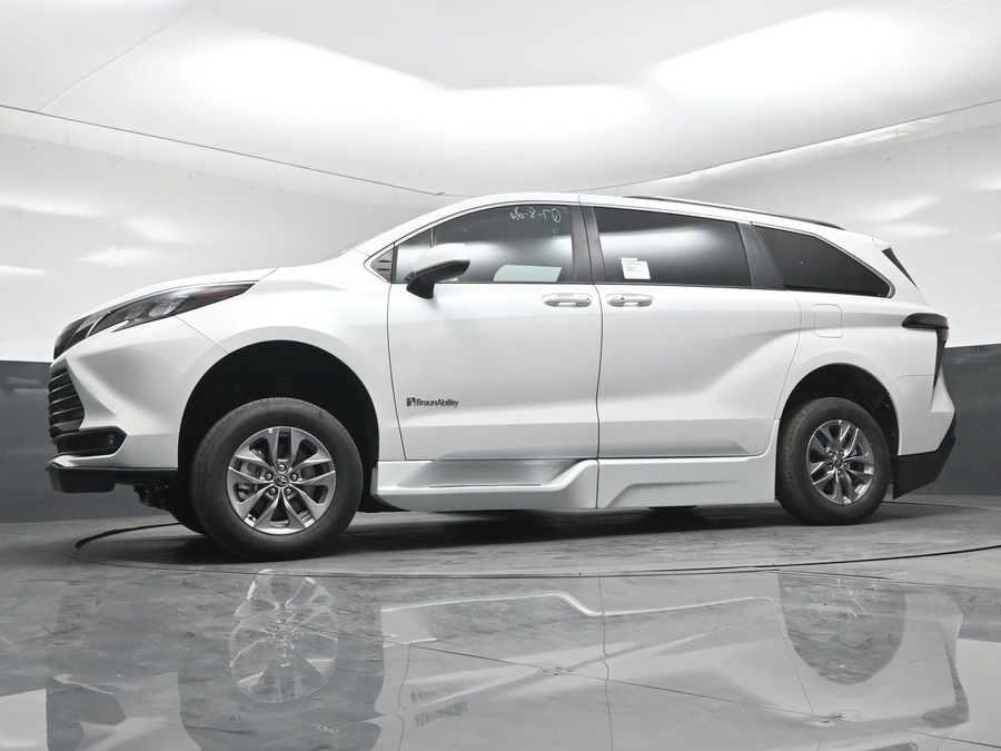 White Toyota Sienna image number 23