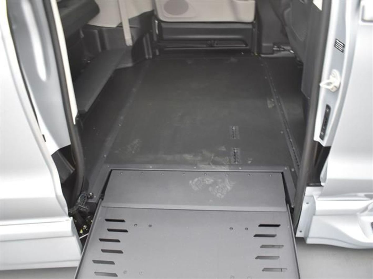 Silver Chrysler Pacifica image number 9