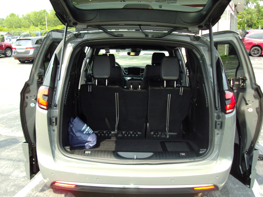 Used 2025 Chrysler Pacifica Select - BraunAbility Side Entry Fold Out Automatic Ramp
