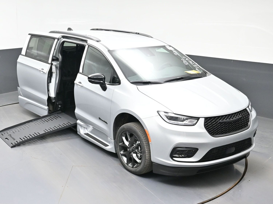 New 2026 Chrysler Pacifica Select Sport - BraunAbility Side Entry Entry Fold Out Automatic Ramp