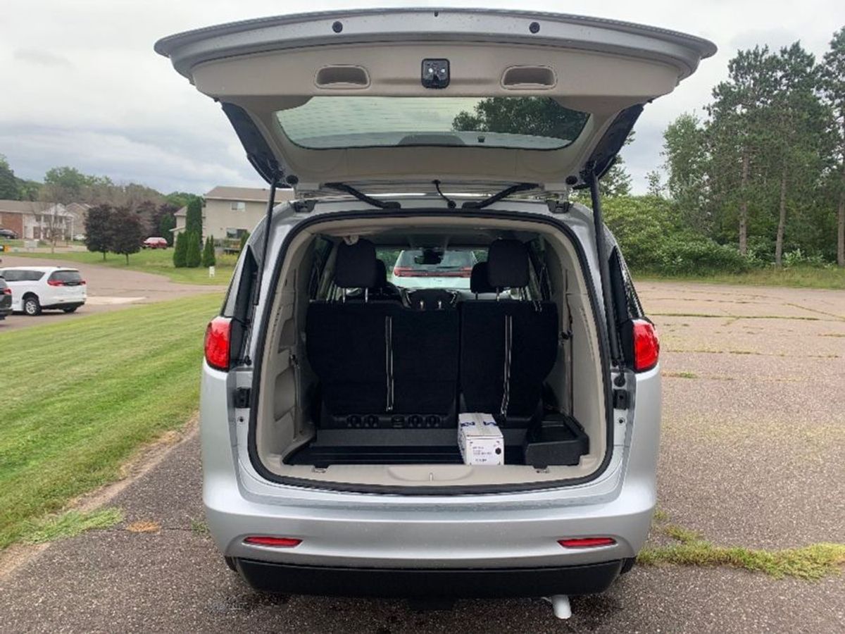 Silver Chrysler Voyager image number 8