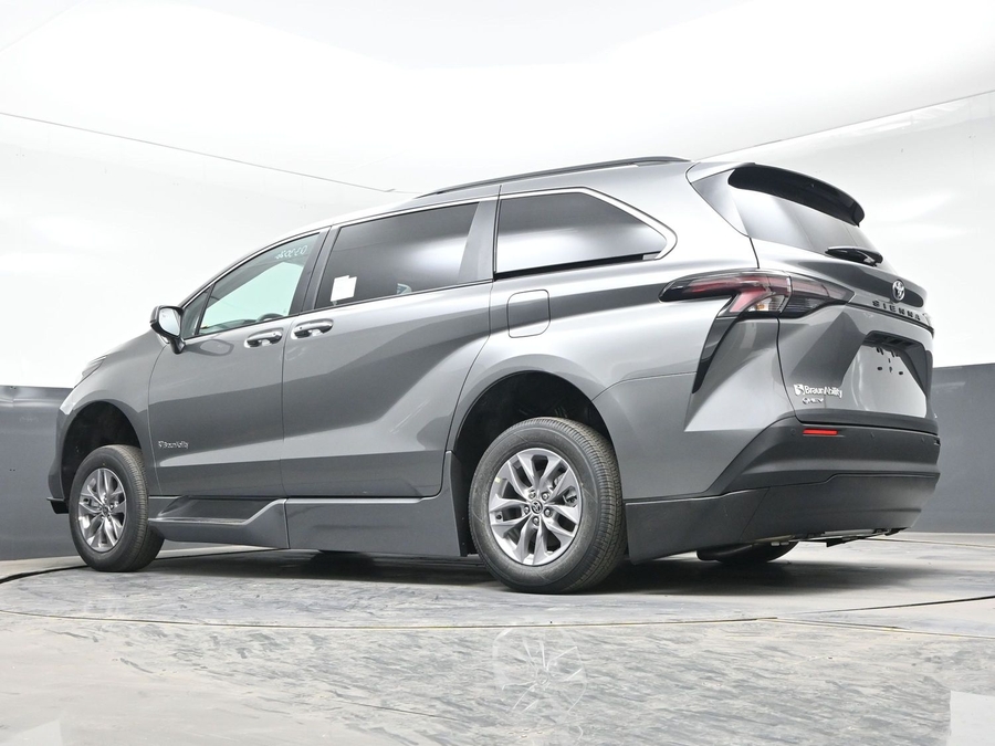 Grey Toyota Sienna image number 18