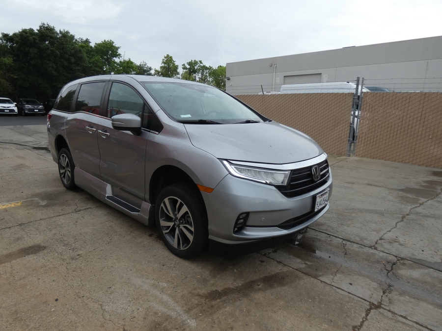 Silver Honda Odyssey image number 12