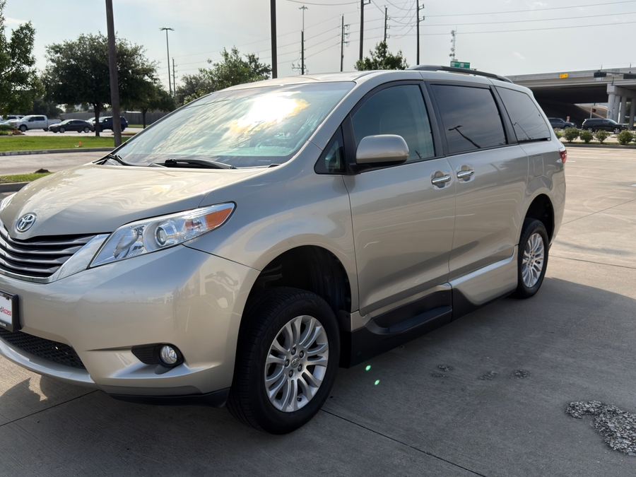 Used 2015 Toyota Sienna XLE - VMI Side Entry Entry In Floor Automatic Ramp