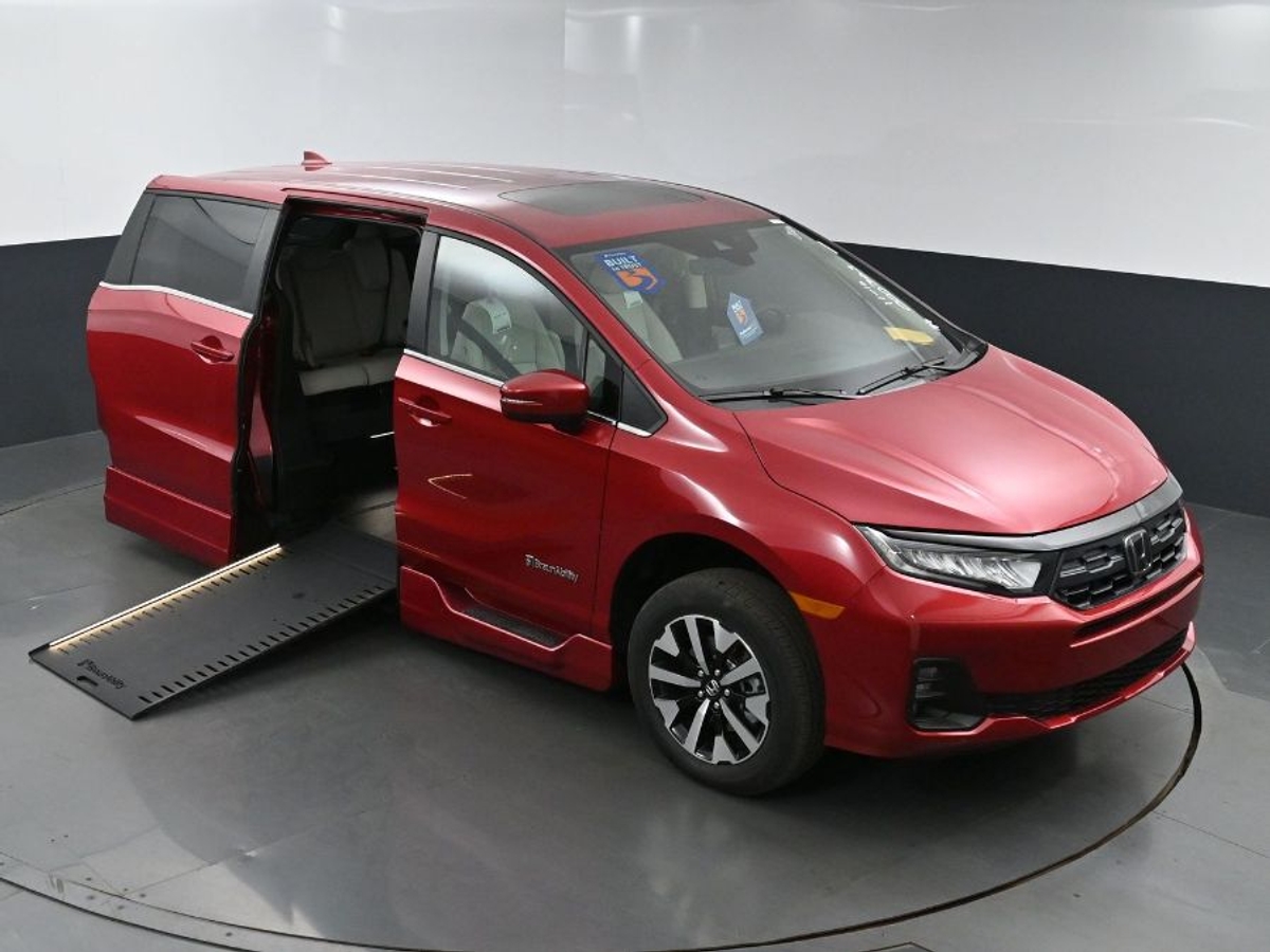 Red Honda Odyssey image number 21
