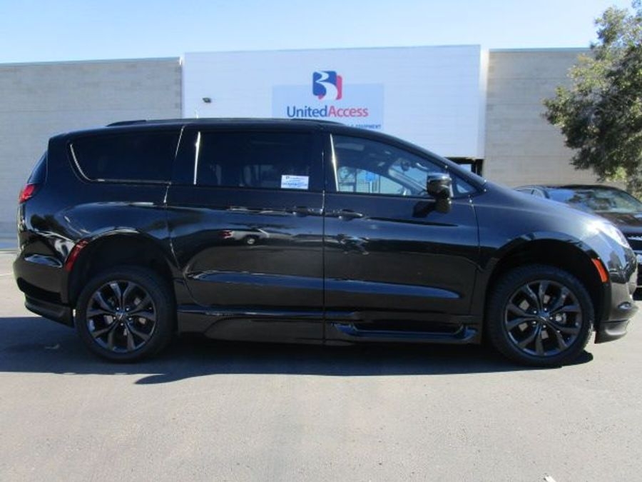 Used 2020 Chrysler Pacifica Touring L - BraunAbility Side Entry Entry Fold Out Automatic Ramp