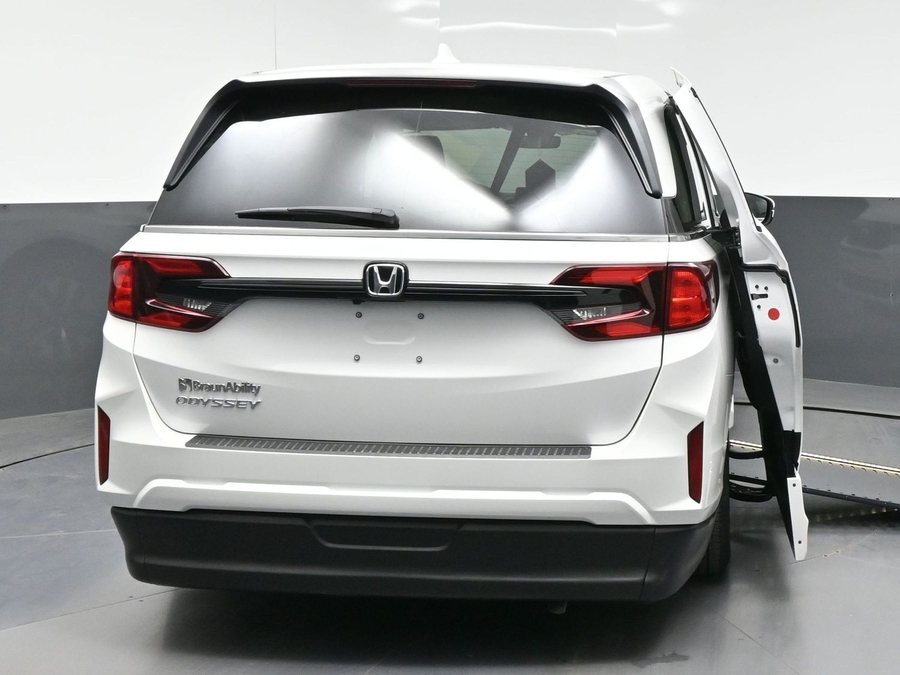 White Honda Odyssey image number 4