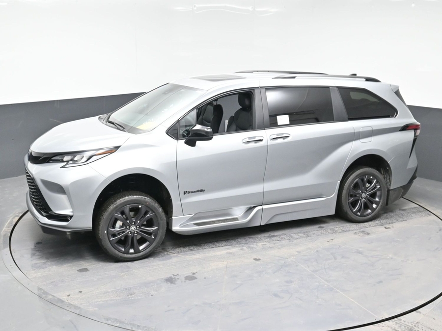 New 2025 Toyota Sienna Hybrid XSE Sport - BraunAbility Side Entry Entry Fold Out Automatic Ramp