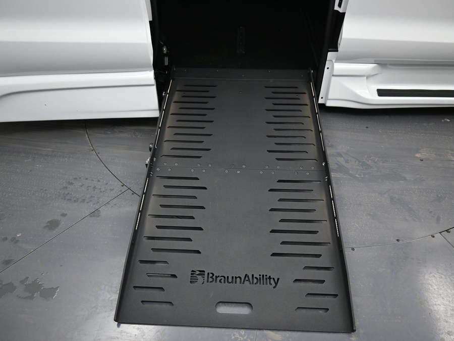 New 2025 Chrysler Pacifica Select Safety - BraunAbility Side Entry Entry Fold Out Automatic Ramp