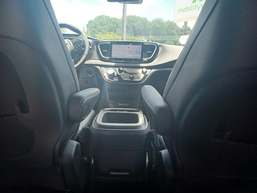 White Chrysler Voyager image number 10