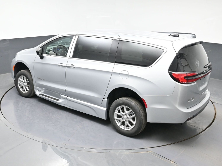 New 2026 Chrysler Pacifica Select Safety - BraunAbility Side Entry Entry In Floor Automatic Ramp