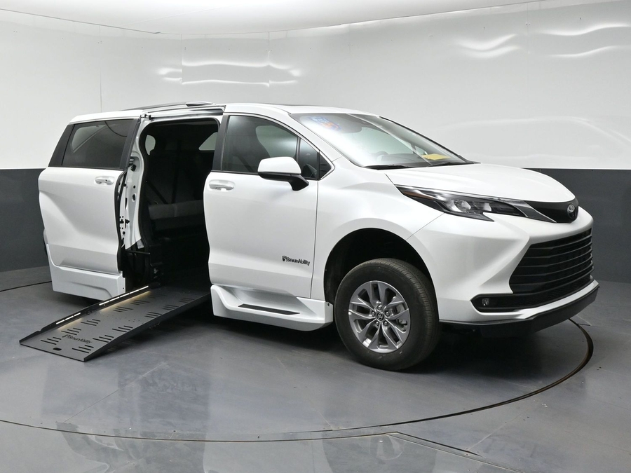 2026 Toyota Sienna XLE - Photo 3