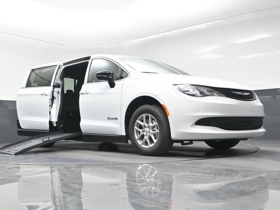 New 2026 Chrysler Voyager LX - BraunAbility Side Entry Fold Out Manual Ramp