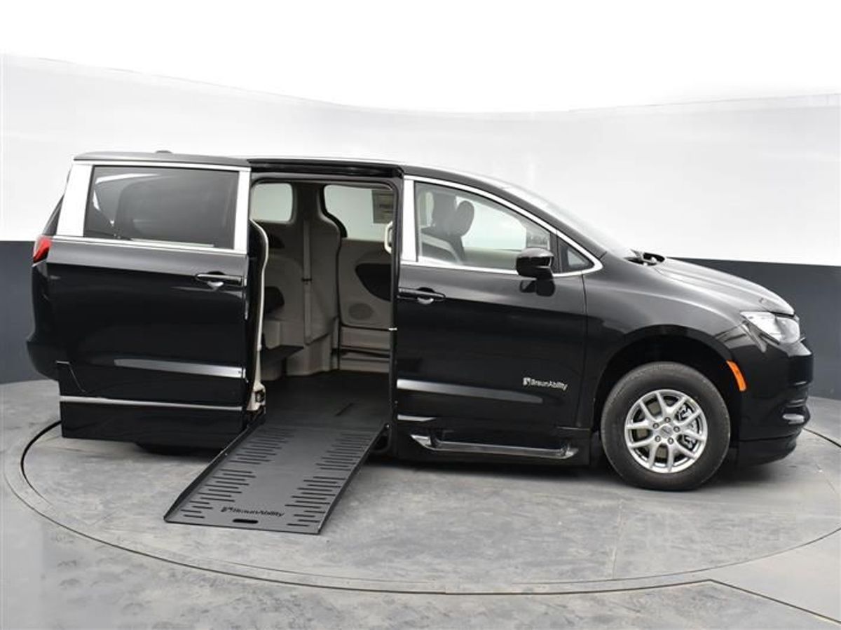 2023 CHRYSLER VOYAGER - Image 1