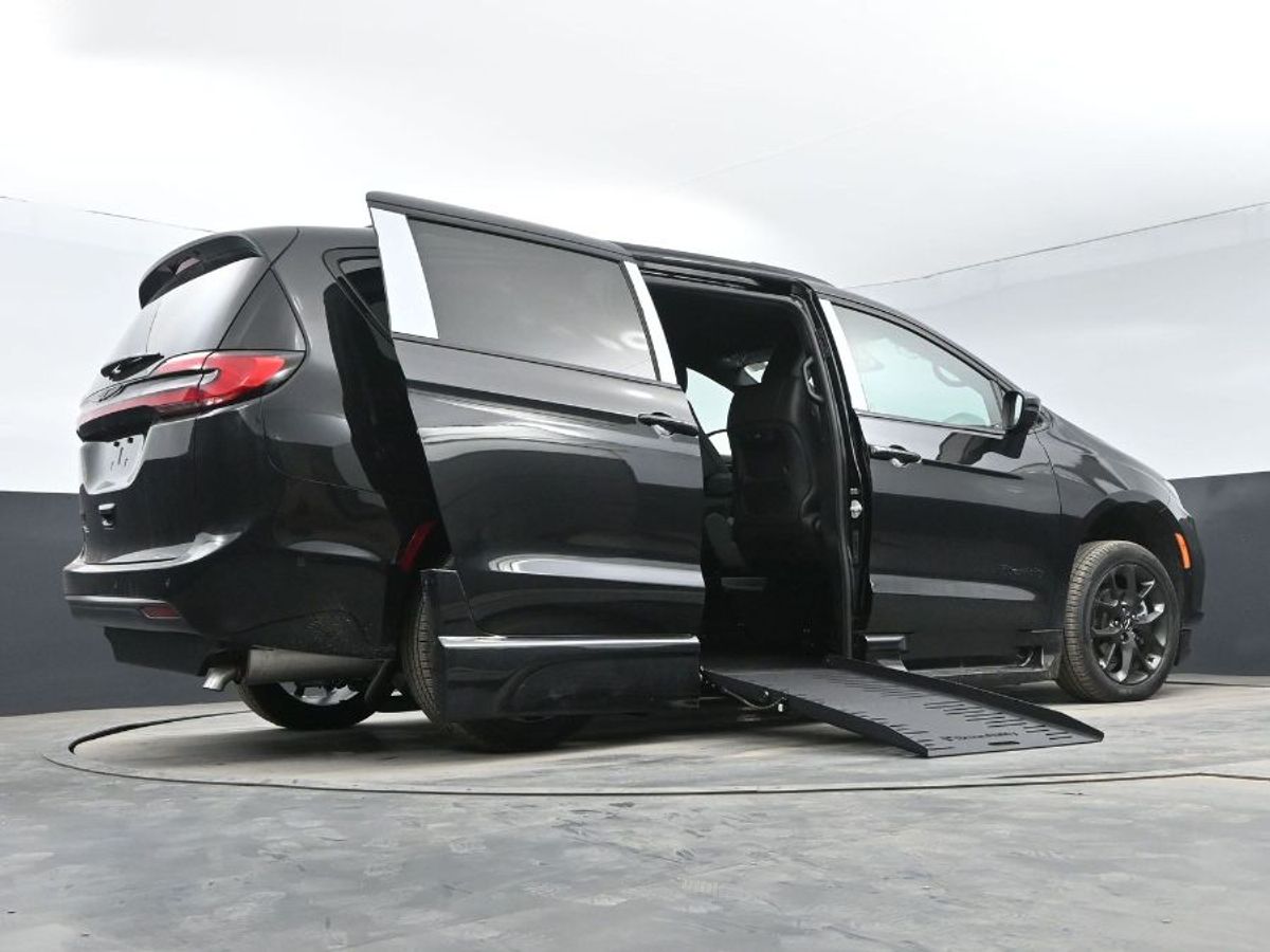 Black Chrysler Pacifica image number 12