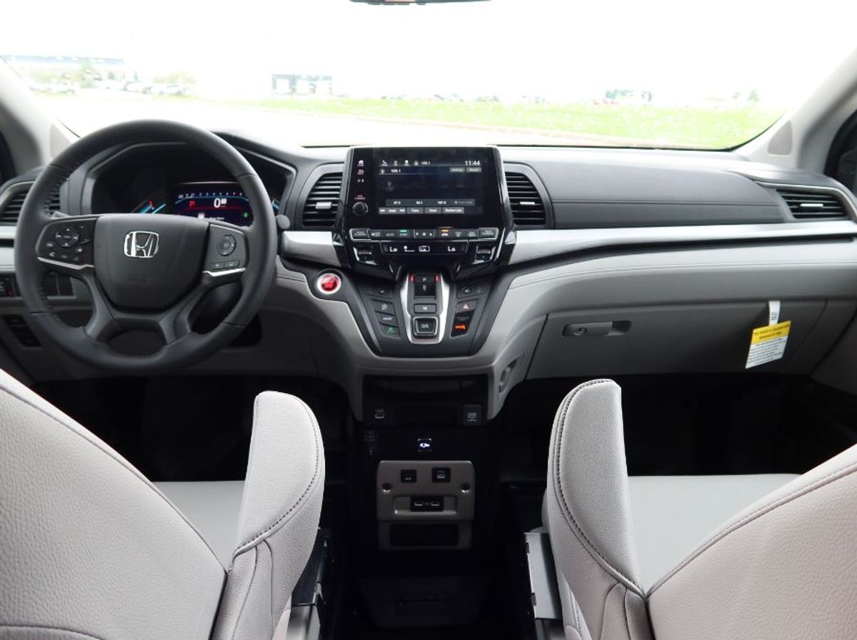 Grey Honda Odyssey image number 15