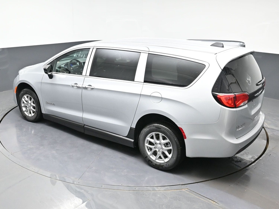 Silver Chrysler Voyager image number 21