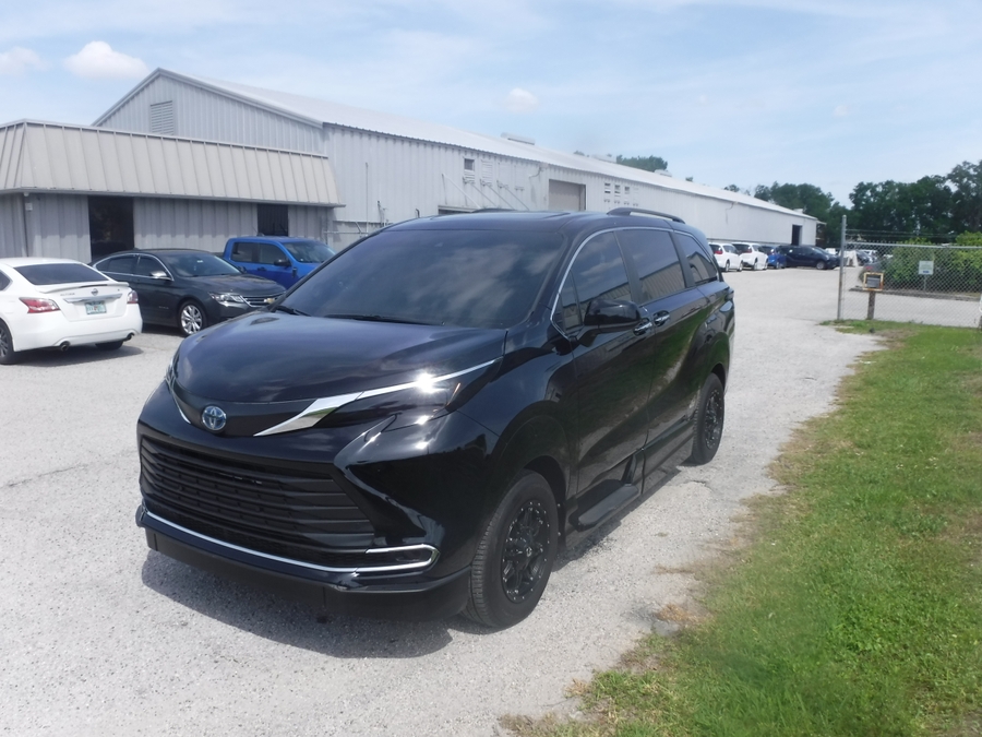 Black Toyota Sienna image number 3