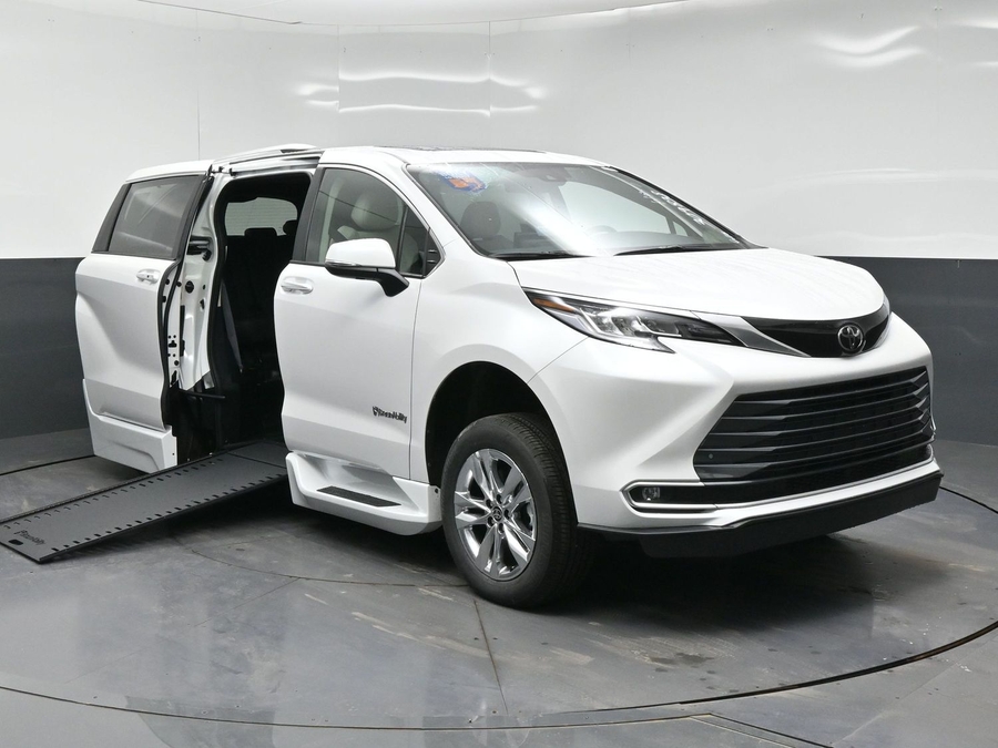 New 2026 Toyota Sienna Hybrid Limited - BraunAbility Side Entry In Floor Automatic Ramp