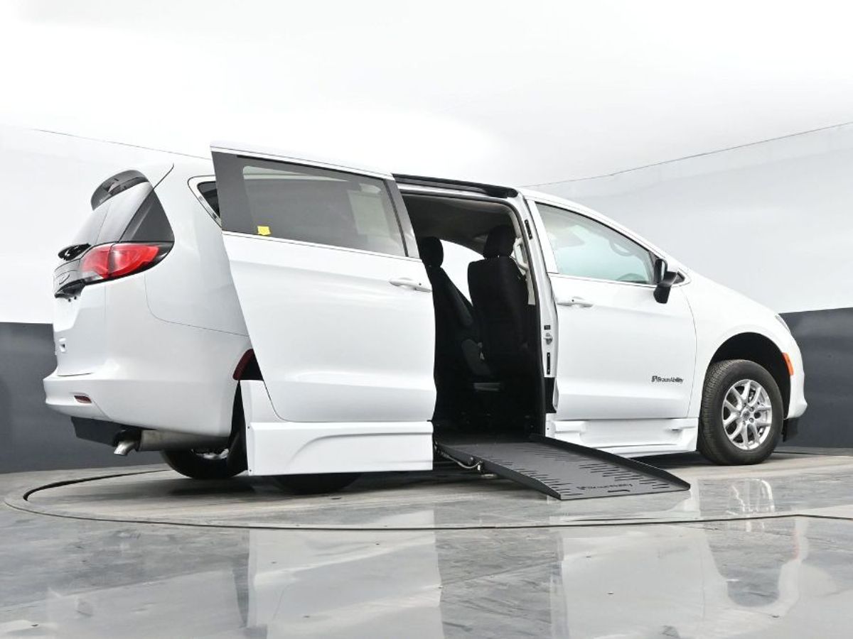 White Chrysler Voyager image number 19