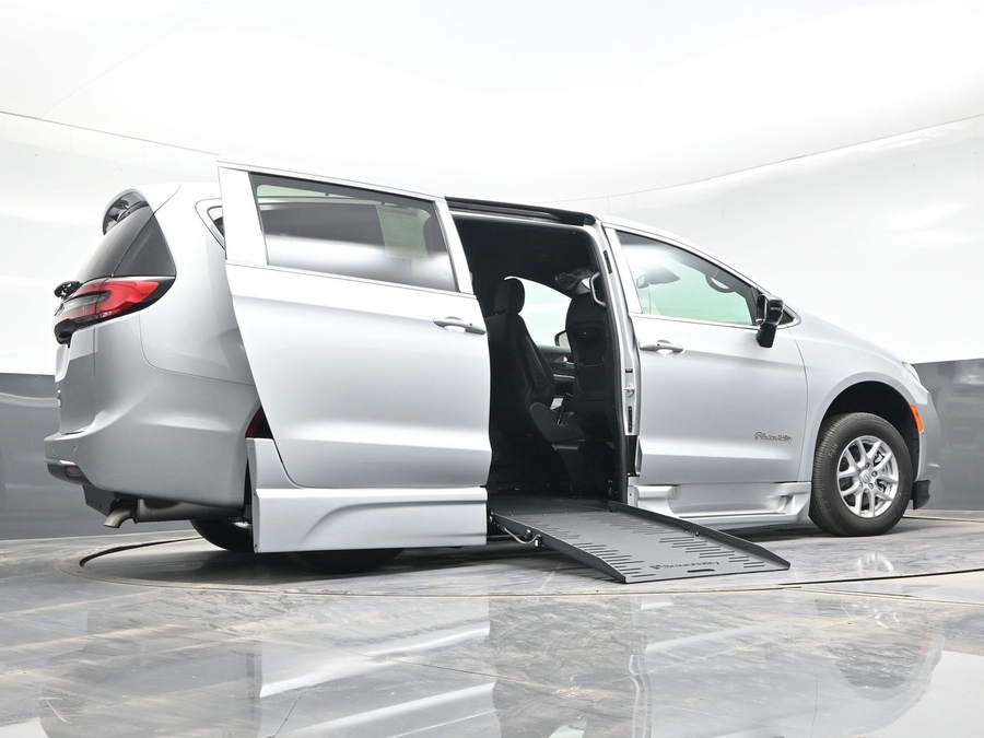 Silver Chrysler Pacifica image number 18