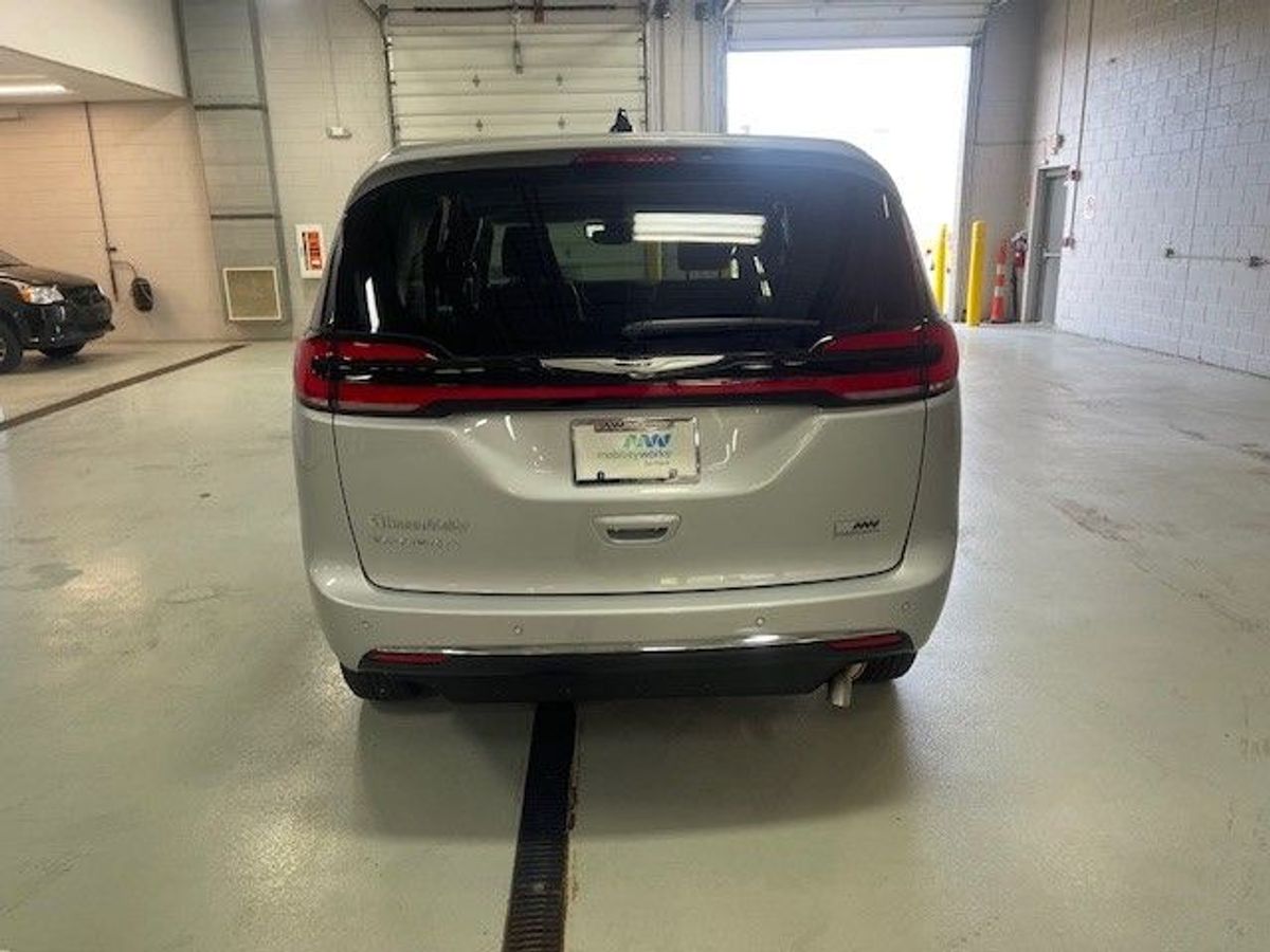 Silver Chrysler Pacifica image number 5