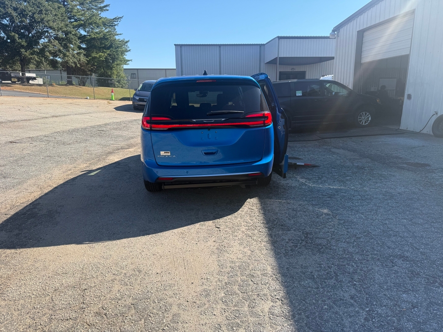 Blue Chrysler Pacifica image number 8