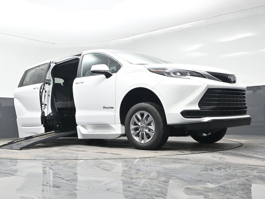 New 2025 Toyota Sienna Hybrid LE - BraunAbility Side Entry Entry Fold Out Automatic Ramp