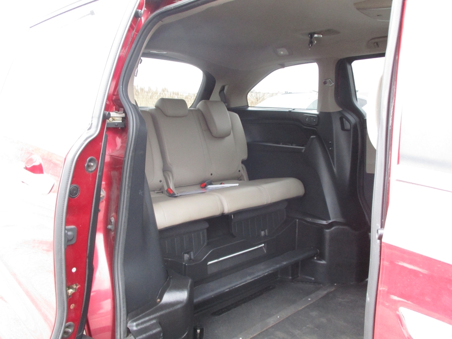 Red Honda Odyssey image number 11
