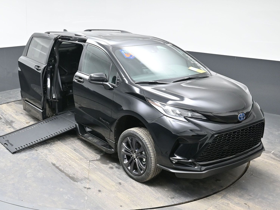 New 2025 Toyota Sienna Hybrid XSE Sport - BraunAbility Side Entry Entry In Floor Automatic Ramp