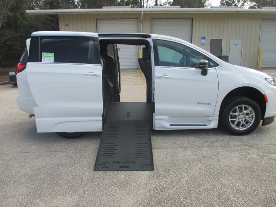White Chrysler Pacifica image number 5