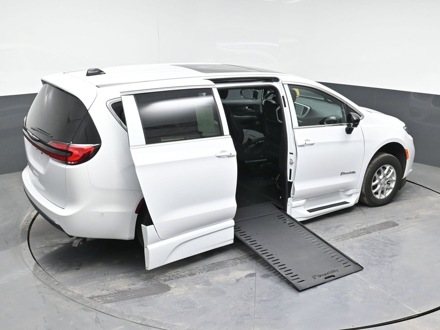 New 2025 Chrysler Pacifica Select Plus - BraunAbility Side Entry Entry In Floor Automatic Ramp