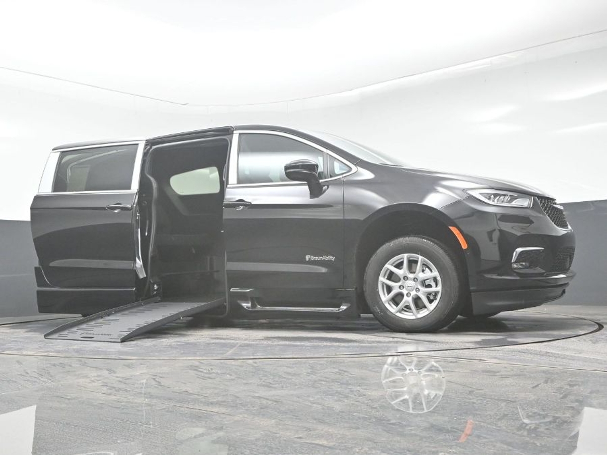 Black Chrysler Pacifica image number 9