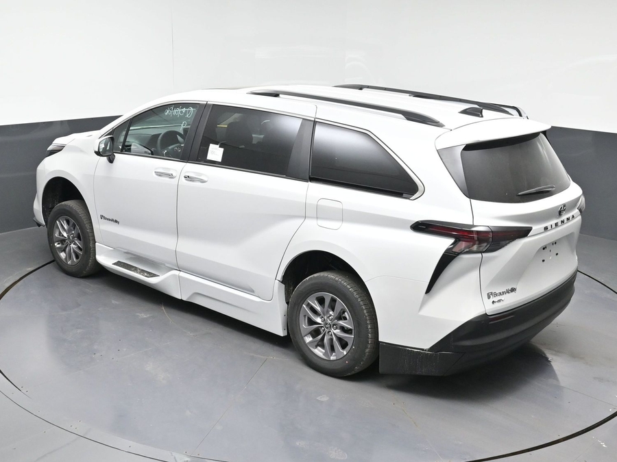New 2026 Toyota Sienna Hybrid XLE Add - BraunAbility Side Entry Entry In Floor Automatic Ramp