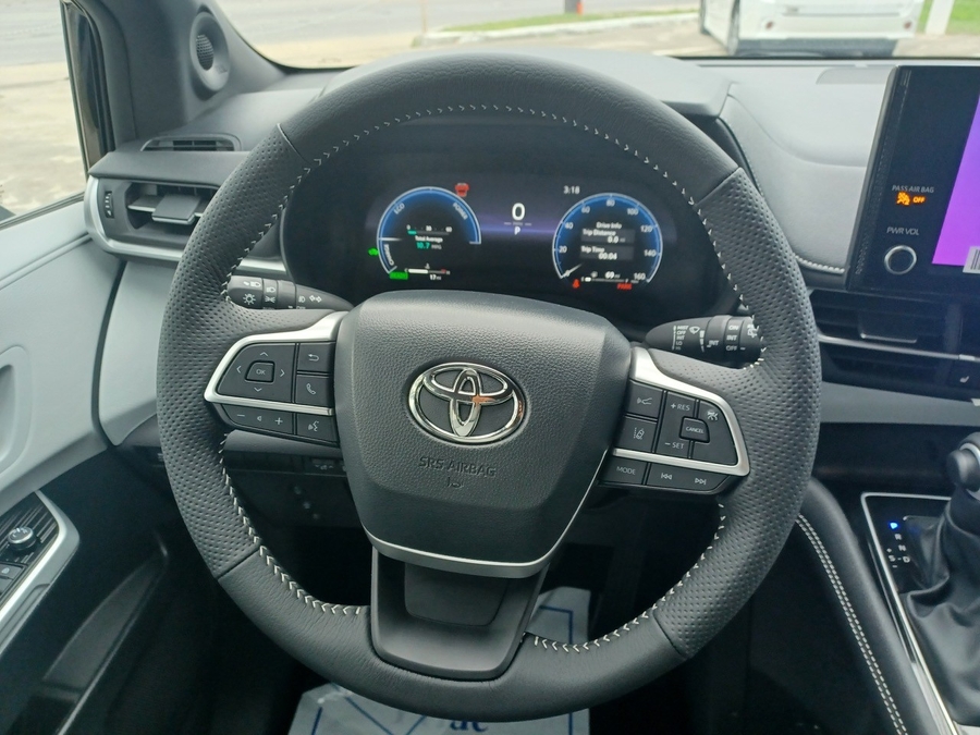 Black Toyota Sienna image number 12