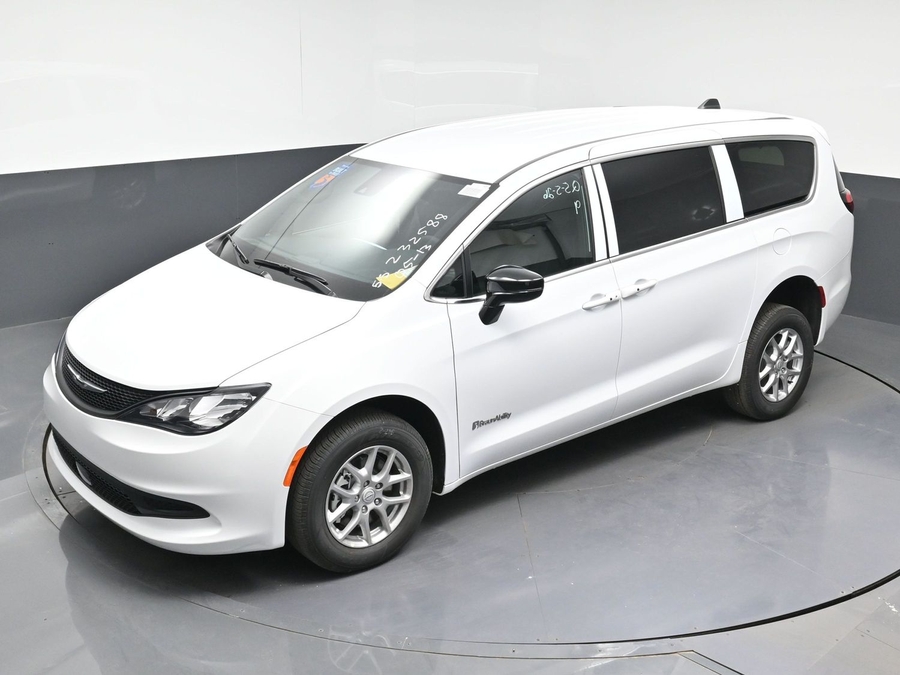 White Chrysler Voyager image number 20