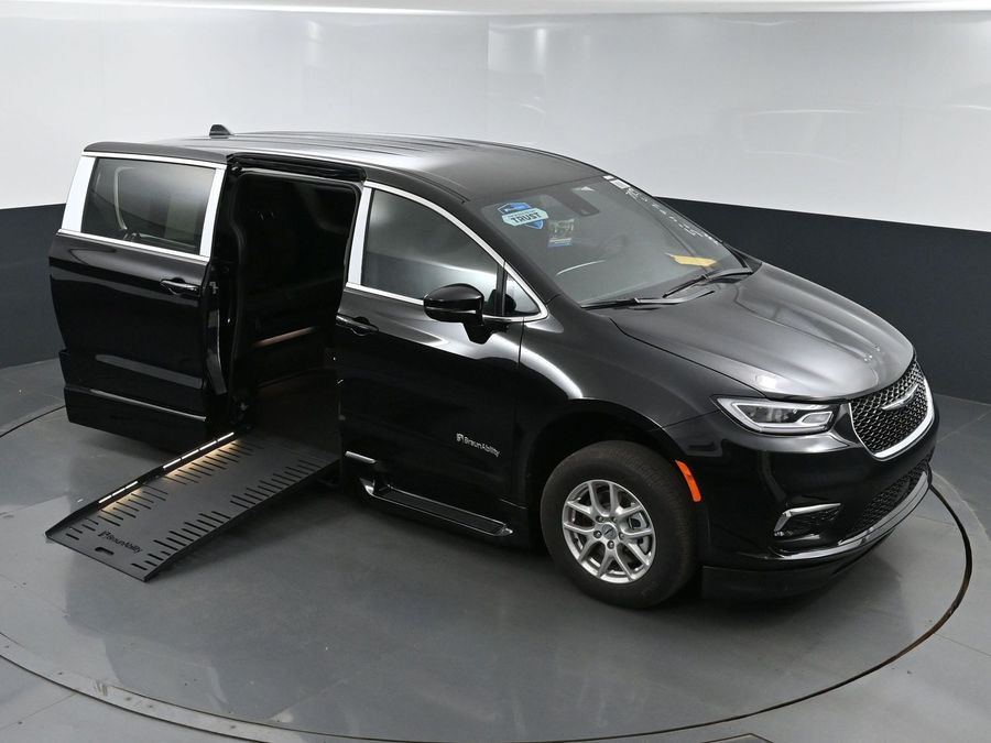 New 2025 Chrysler Pacifica Select Safety - BraunAbility Side Entry Entry Fold Out Automatic Ramp