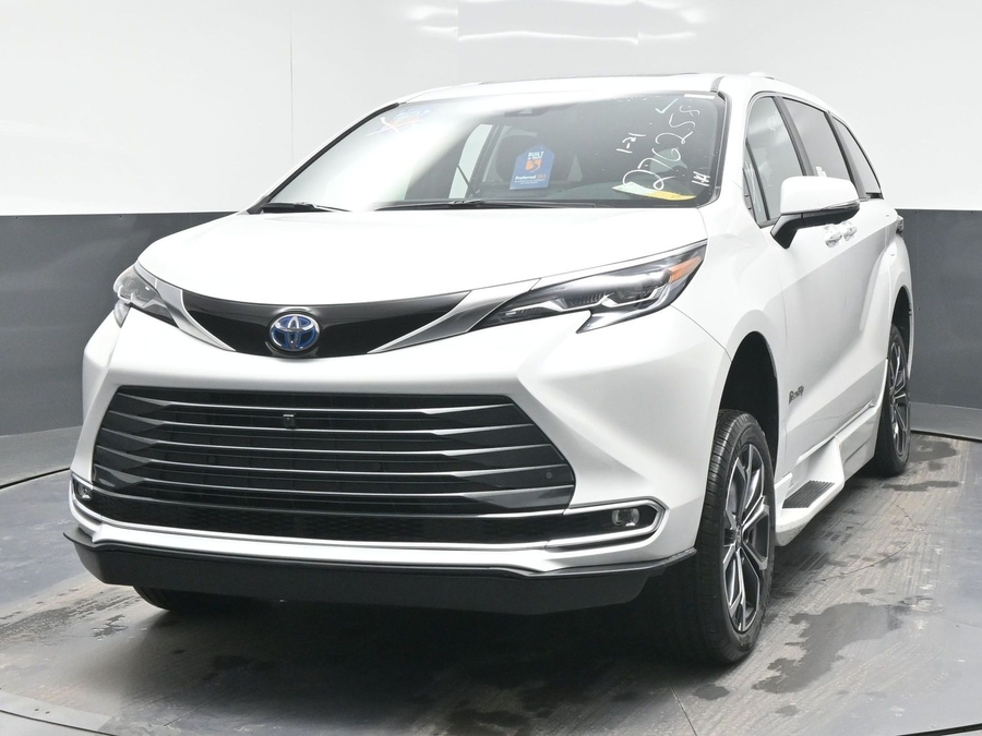New 2025 Toyota Sienna Hybrid Platinum - BraunAbility Side Entry Entry In Floor Automatic Ramp