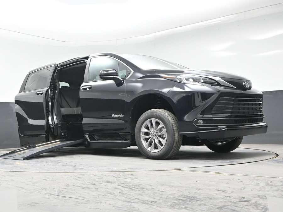 New 2026 Toyota Sienna Hybrid XLE Base - BraunAbility Side Entry Entry Fold Out Automatic Ramp