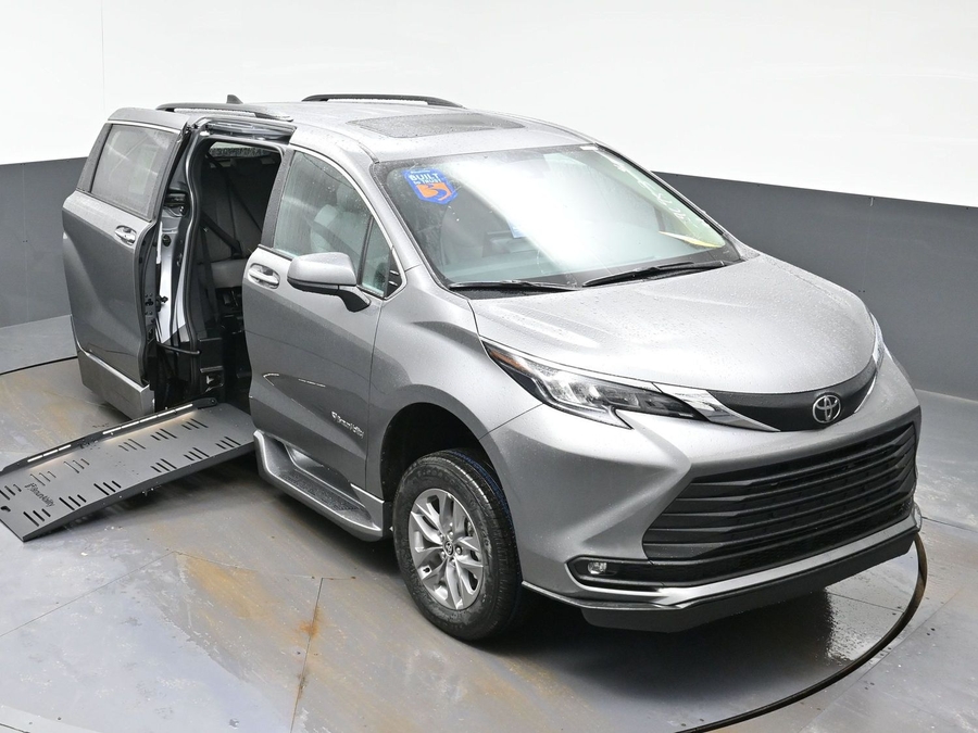 Grey Toyota Sienna image number 19