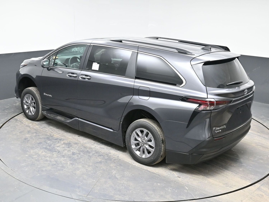 Grey Toyota Sienna image number 24