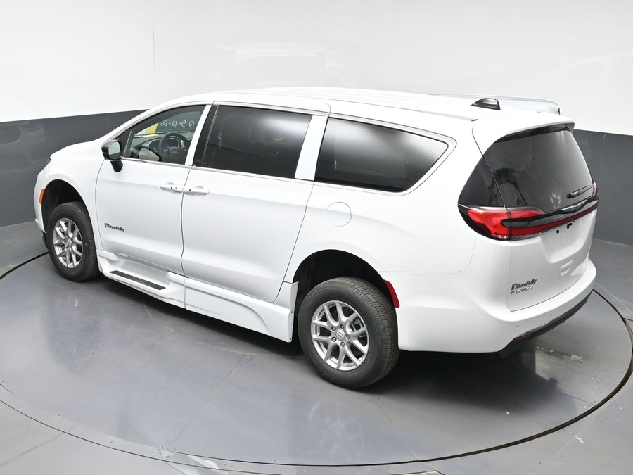 White Chrysler Pacifica image number 11